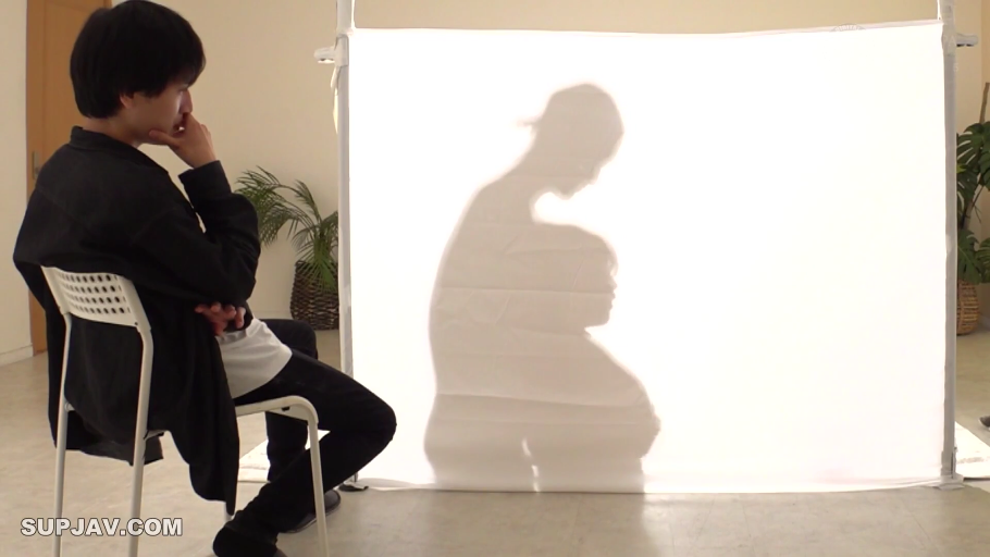 室内 · 坐姿 · 专注 · 全景 · 休闲服 · 幕布 · 口交剪影