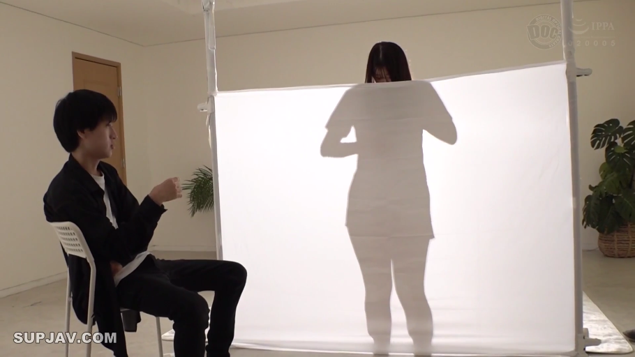 Sitting Posture · 全景 · Observation · Studio · Casual wear