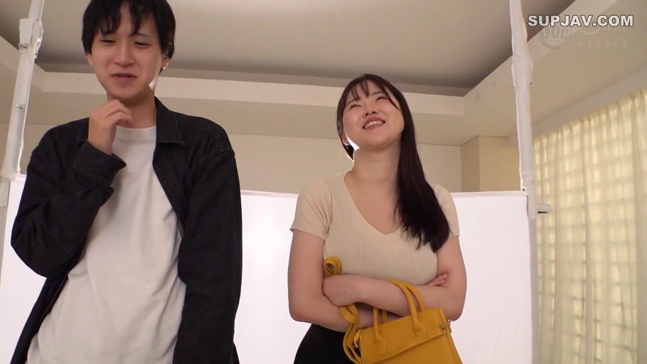 Indoor · Stand · 巨乳 · Medium shot · Smile · Casual wear · Handbag · 对谈