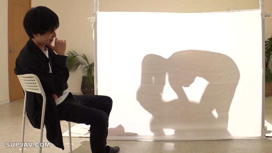 室内 · 座り姿勢 · 全景 · 好奇 · 休闲服 · シルエット · 白色幕布 · 观看剪影