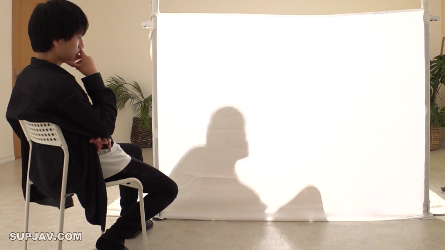 摄影棚 · 托腮 · 集中 · 中景 · 白幕 · 观看 · 黑色夹克 · 影子