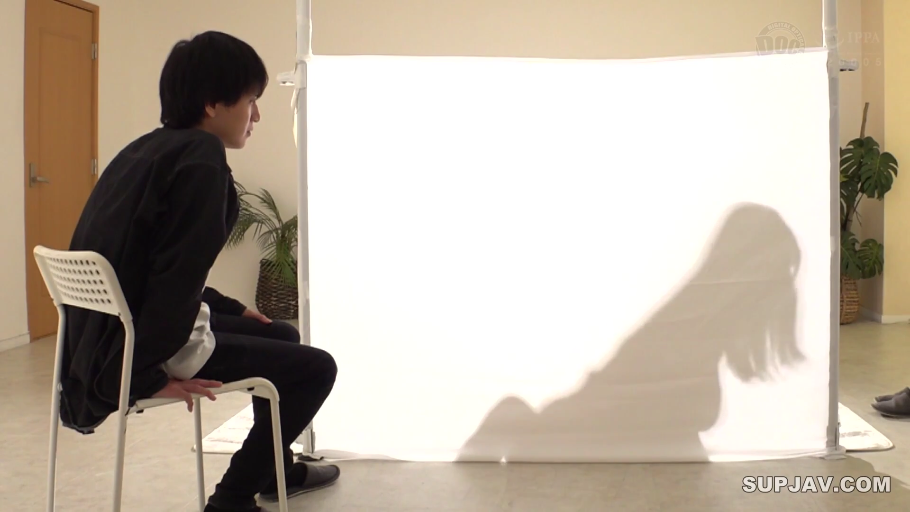 座り姿勢 · 集中 · 中景 · 室内撮影スタジオ · 休闲服 · 观看 · 幕布 · 影子剪影