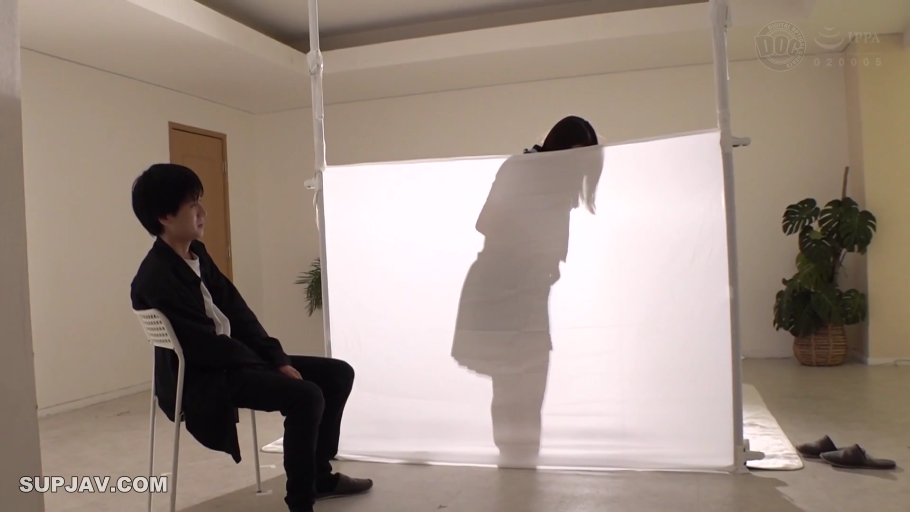 Indoor · Sitting Posture · 专注 · 全景 · Casual wear · 观看 · Silhouette · 白色幕布