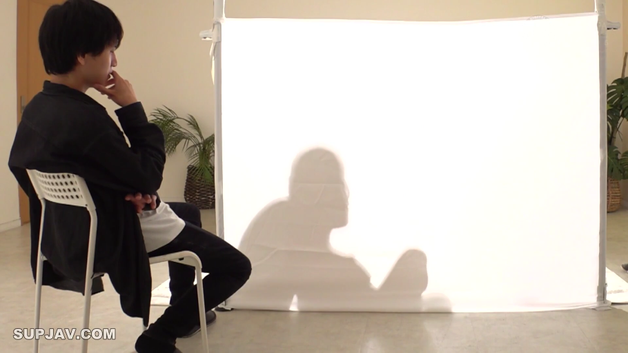 Studio · Sitting Posture · 专注 · 白色幕布 · Observation · Silhouette · Side face · 黑色夹克