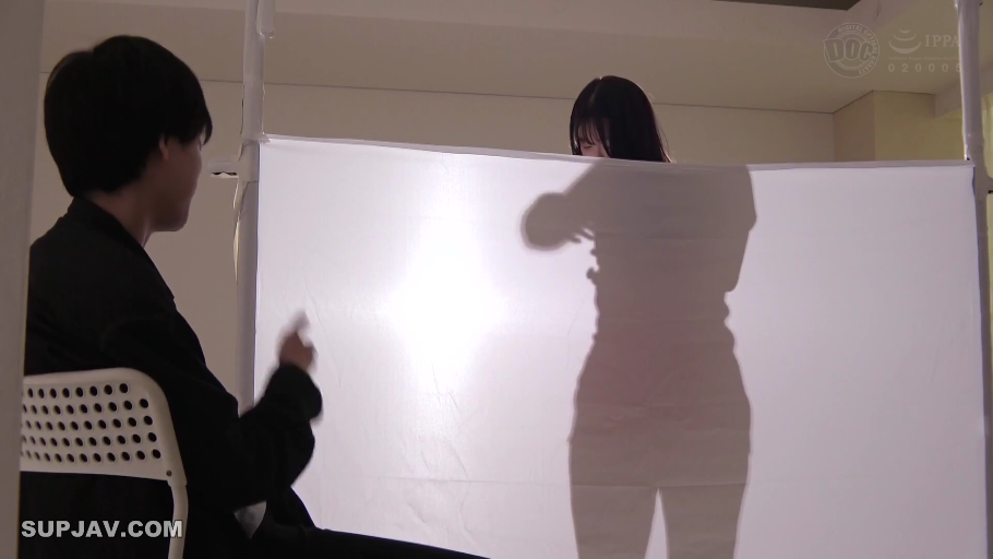 室內 · 中景 · 站姿 · 誘惑 · 常服 · 脫衣 · 剪影 · 屏风