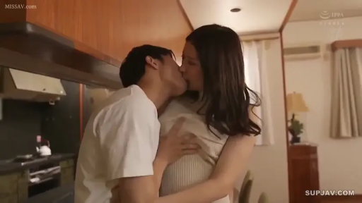 中景 · 陶醉 · 擁抱 · 厨房 · 接吻 · 橱柜 · 休闲服 · 动态