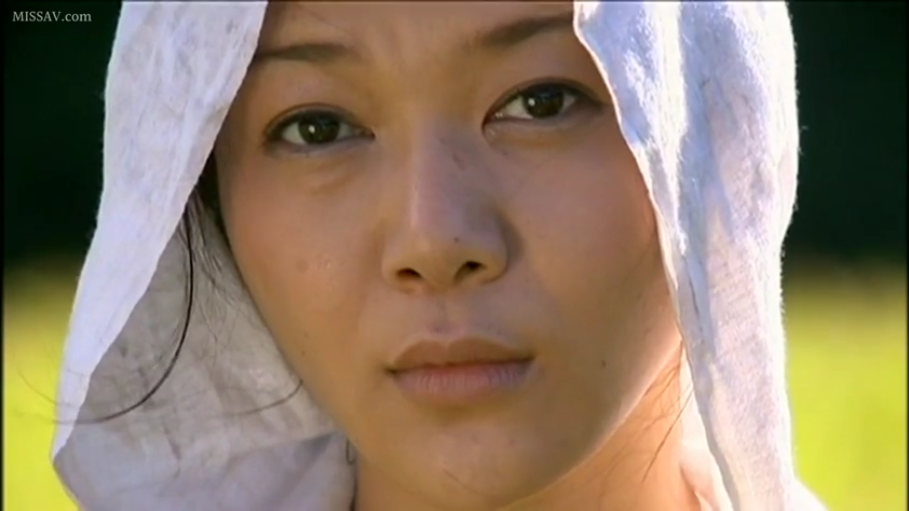 脸部特写 · 平静 · 凝视 · 户外 · 正面 · 白色头巾 · 乡村