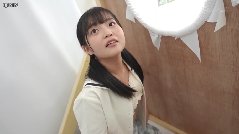 室內 · 跪姿 · 面部特寫 · 水手服