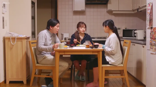 全景 · 平静 · 生活化场景 · 围坐 · 家庭餐厅 · 日常居家服 · 共进晚餐 · 餐具桌椅