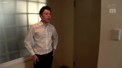 室内 · 严肃 · 站立 · 白色衬衫 · 凝视 · 男性