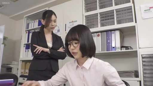 站立 · 严肃 · 职业西装 · 办公室 · 半身 · 文件夹 · 办公 · 职场