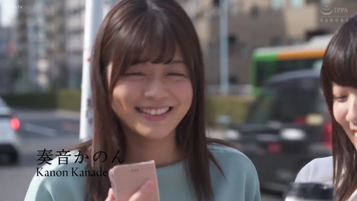 站立 · 微笑 · 面部特写 · 休闲装 · 手机 · 玩手机 · 街拍 · 街头