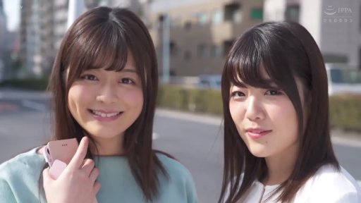 微笑 · 面部特写 · 手机 · 双人 · 看向镜头 · 户外街道 · 并肩站立 · 休闲上衣