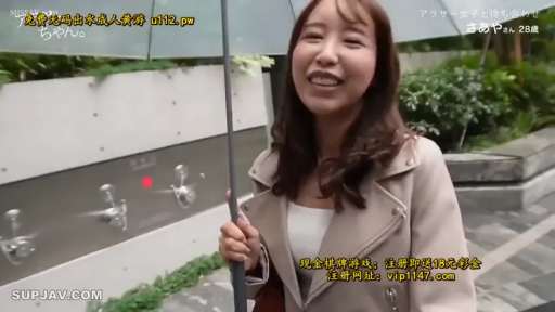 站立 · 微笑 · 半身特写 · 户外 · 米色风衣 · 街拍 · 打伞 · 透明伞