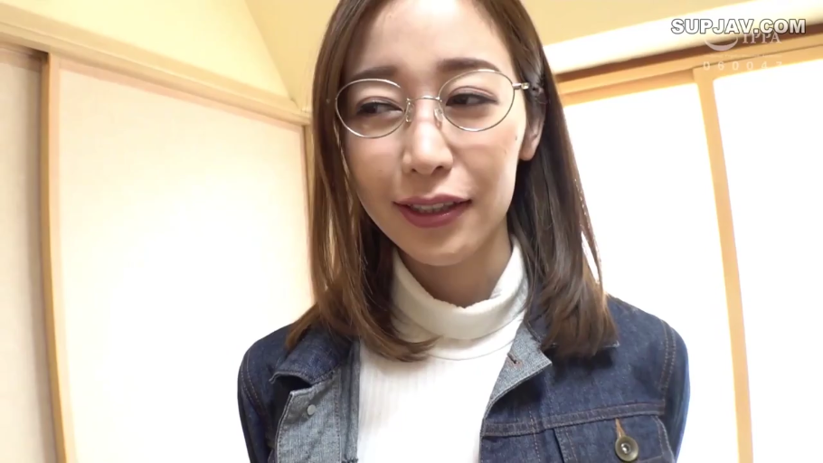 室内 · メガネ · 站立 · 微笑 · カメラに向かって · 半身 · 熟女 · 牛仔外套