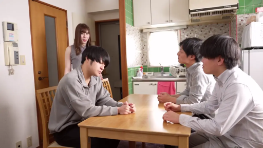 严肃 · 全景 · 厨具 · 休闲卫衣 · 多人场景 · 家庭餐厅 · 谈话交流 · 围坐姿势