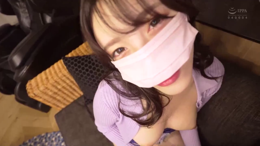 室内 · 专注 · 第一视角 · 口交 · 跪姿 · 阴茎 · 黑色内衣 · 嘴部特写