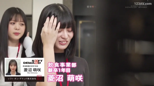 办公室 · 中景 · 针织衫