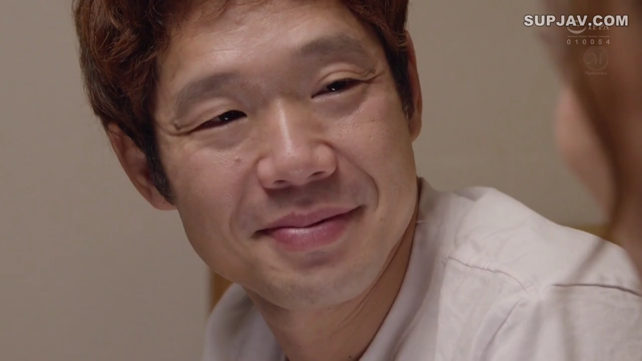 室内 · 坐姿 · 面部特写 · 凝视 · 白色T恤 · 满足 · 中年男性