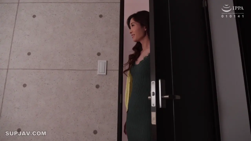 站立 · 中景 · 开门 · 微笑 · 长发 · 玄关 · 门把手 · 墨绿色连衣裙