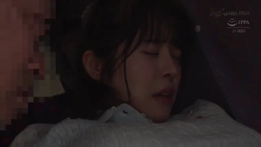 闭眼 · 面部特写 · 局部打码 · 昏暗室内 · 靠坐 · 被动 · 浅色针织衫