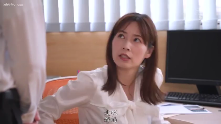 坐姿 · 交谈 · 办公室 · 电脑 · 白色衬衫 · 半身 · OL · 疑惑