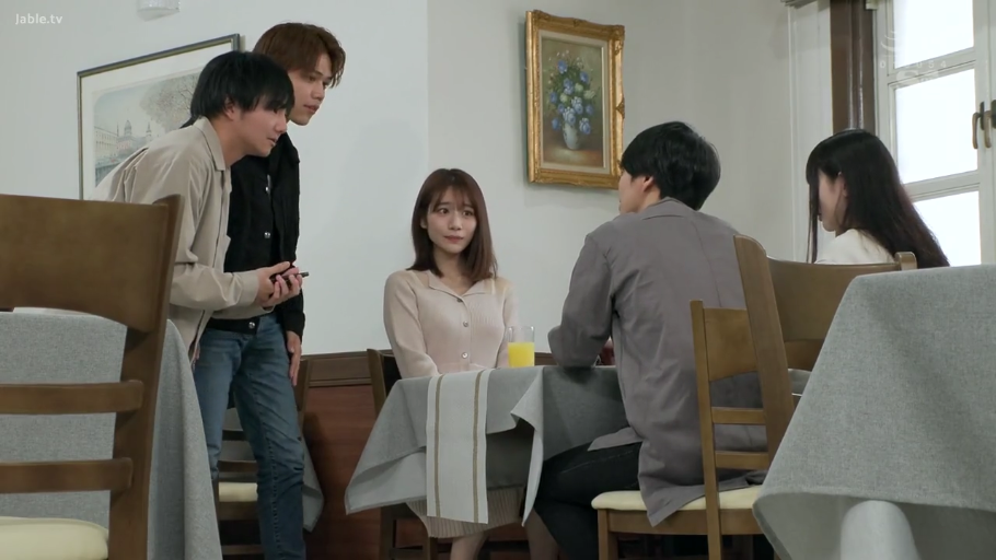 坐姿 · 交谈 · 中景 · 平静 · 餐厅 · 休闲服