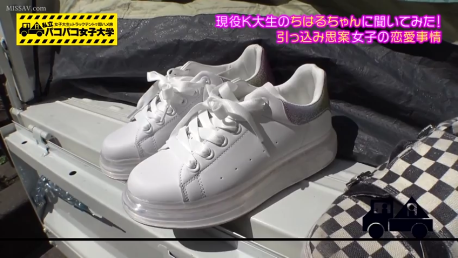 俯身 · 专注 · 卧室 · 床铺 · 成人内容 · 手交 · 白色T恤 · 生殖器（马赛克）