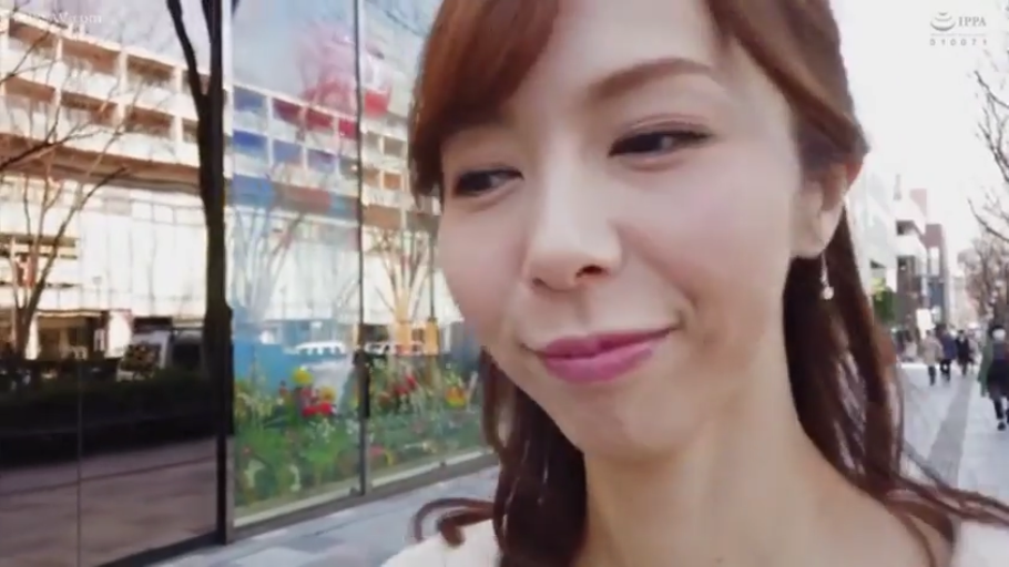 臉部特寫 · 站立 · 白色上衣 · 户外街道