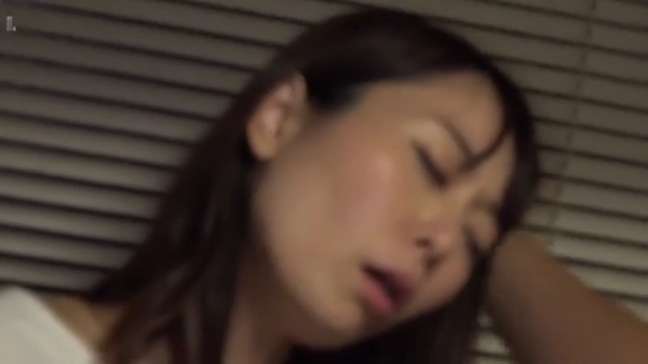 室内 · 面部 · 迷离 · 白色上衣 · 侧卧 · 性行为中 · 百叶窗背景