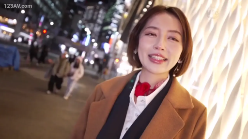 站立 · 胸部以上特写 · 都市夜景 · 棕色大衣 · 夜色 · 手扶面部 · 娇羞微笑