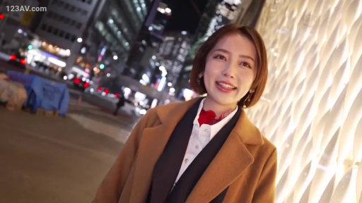 站姿 · 微笑 · 城市夜景 · 上半身 · 户外 · 愉快 · 大衣