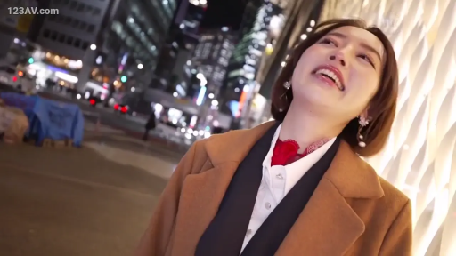 交谈 · 站立 · 棕色大衣 · 微笑 · 上半身 · 夜景 · 户外街道