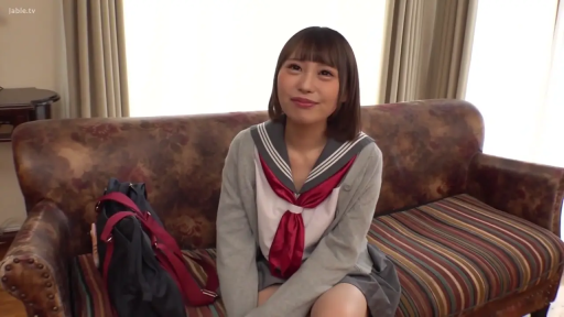 坐姿 · 中景 · 微笑 · 灰色开衫 · 客厅沙发 · 双肩包 · 清纯系 · 撩发