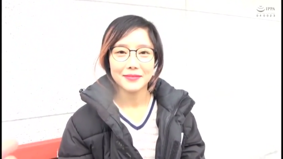 眼镜 · 微笑 · 面部特写 · 注视 · 户外 · 短发 · 正对面镜头 · 黑色羽绒服