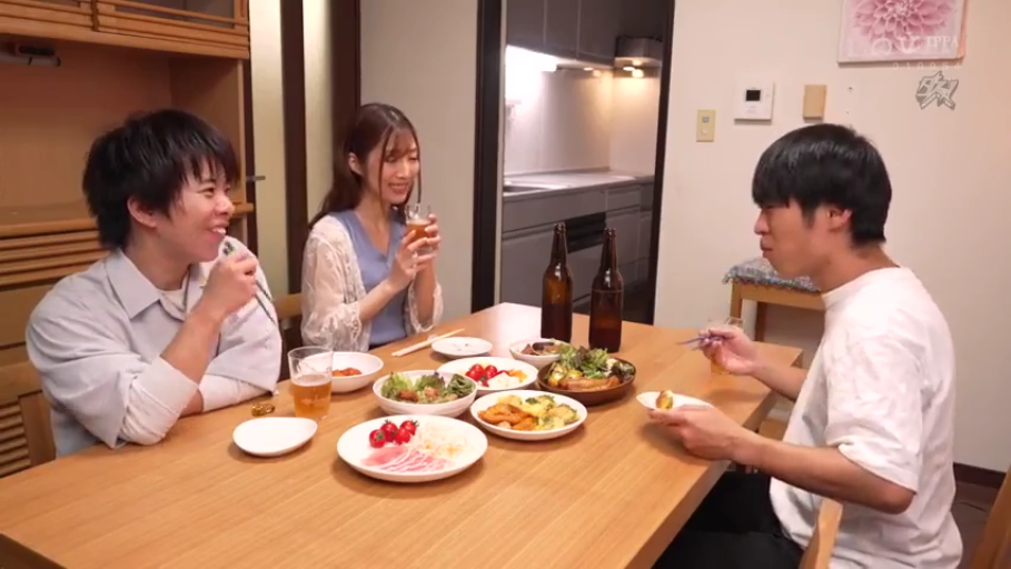 Sitting Posture · Smile · 餐厅 · Casual wear · Dining · 三人 · 啤酒