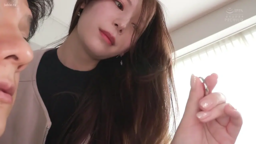 室内 · 面部 · 凝視 · 休闲服 · 俯视 · 低角度 · 指輪 · 持物