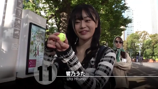 户外街道 · 半身镜头 · 黑白格纹长袖