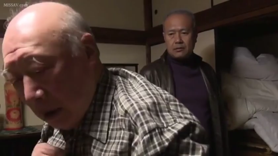 格子衬衫 · 室内 · 身をかがめる · 顔のクローズアップ