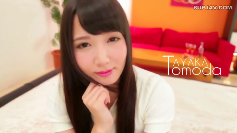 坐姿 · 脸部特写 · 白色短袖 · 沙发 · 微笑 · 客厅 · 注视镜头 · 黑长直