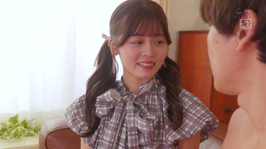 坐姿 · 微笑 · 面部特写 · 居家 · 交流 · 木柜 · 居室 · 格纹衬衫