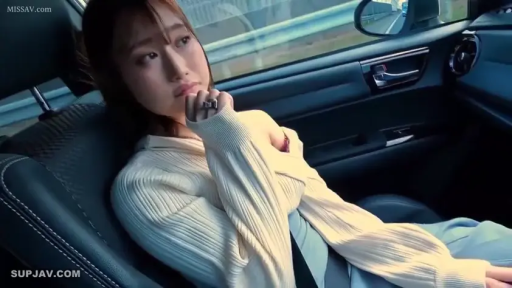 坐姿 · 忧郁 · 中景 · 车内 · 素人 · 安全带 · 针织开衫 · 凝视窗外