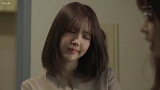 室内 · 站立 · 面部特写 · 职场女性 · 衬衫 · 忧虑 · 沉默