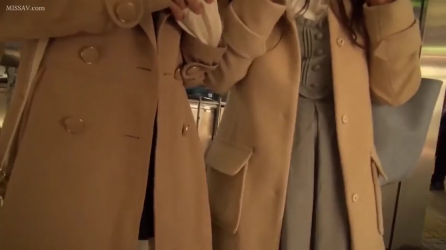 站立 · 躯干 · 风衣 · 车站