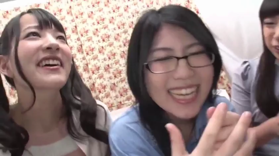 室内 · 坐姿 · 面部特写 · 便装