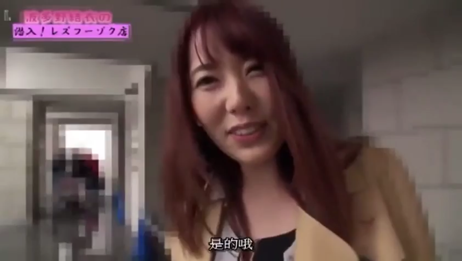 室内 · 交谈 · 面部 · 站立 · 字幕 · 微笑 · 风衣