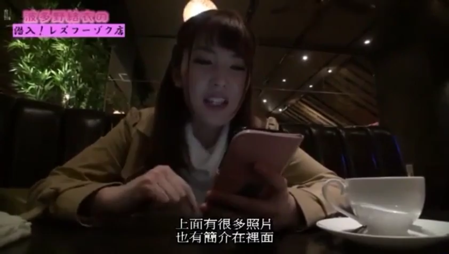 坐姿 · 中景 · 自然 · 看手机 · 手机 · 亚洲女性 · 风衣 · 咖啡馆