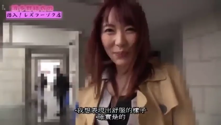 交谈 · 站姿 · 微笑 · 面部特写 · 中文字幕 · 走廊 · 风衣