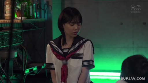 室内 · 頭を下げる · 站立 · 中景 · 酒瓶 · プロット · 水手服 · 忧伤