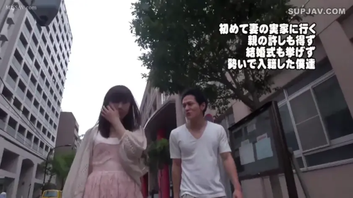 交谈 · 忧郁 · 字幕 · 全景 · 街道 · 行走 · 粉色连衣裙